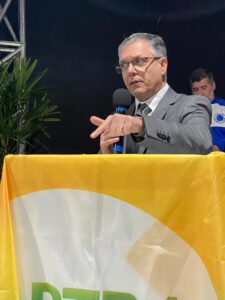 Médico neurocirurgião José Shulte discursando na pose de presidente do PTB